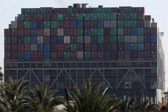 Siêu tàu chặn kênh đào Suez đã di chuyển nhẹ, chở đến 18.300 container, 321 tàu cố chờ