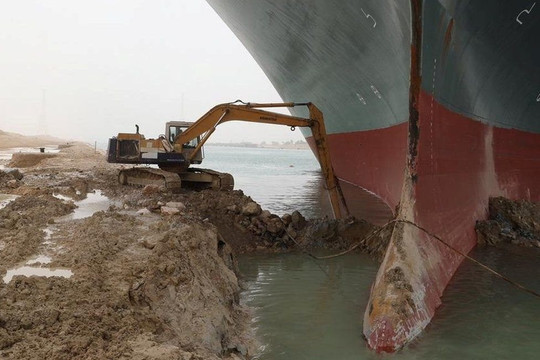 Những con số khủng khiếp từ vụ siêu tàu Ever Given chắn ngang kênh đào Suez