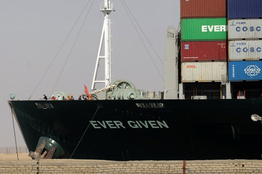 Thực hư tin siêu tàu Ever Given lại chắn ngang kênh đào Suez vì gặp gió mạnh?