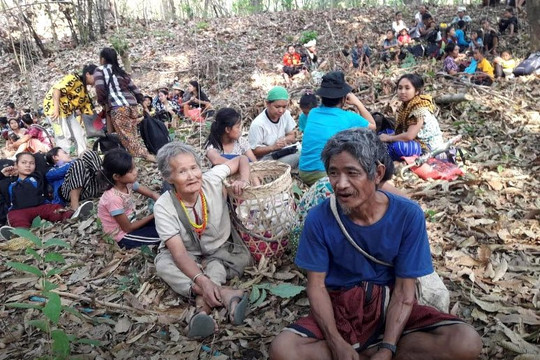 Thủ tướng Thái Lan miễn cưỡng nhận hàng ngàn người vượt biên, phủ nhận hỗ trợ quân đội Myanmar