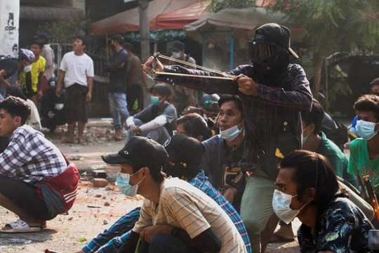 Ấn Độ bỏ lệnh cấm nhận người trốn chạy khỏi Myanmar, Thái Lan đề nghị Thống tướng Aung Hlaing giảm bạo lực