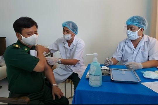 Kiên Giang: Tiêm vắc xin COVID-19 cho cán bộ chiến sĩ biên phòng