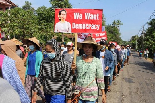 EU tiếp tục trừng phạt quân đội Myanmar dù Nga can ngăn, người biểu tình kêu gọi đốt hàng Trung Quốc