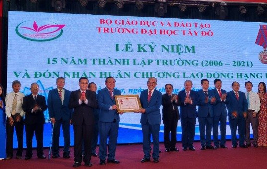 Trường đại học Tây Đô nhận Huân chương Lao động hạng ba 