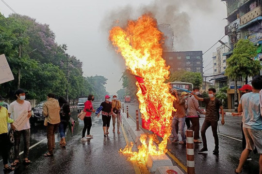 Malaysia bị chỉ trích vì đại sứ gặp quân đội Myanmar, 11 người biểu tình chết khi dùng súng và dao chống trả
