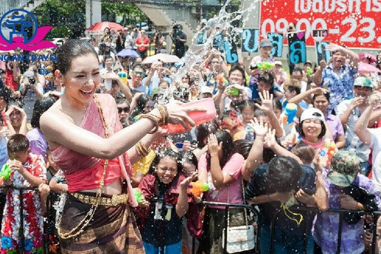 Hủy lễ hội té nước Songkran vì sợ lây lan COVID-19, nền kinh tế Thái Lan thêm suy yếu