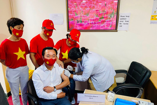 Ấn Độ vui mừng khi Đại sứ Việt Nam chọn tiêm Covaxin của Ấn Độ