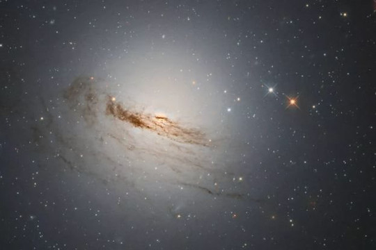 Kính viễn vọng Hubble chụp ảnh thiên hà đang chết dần