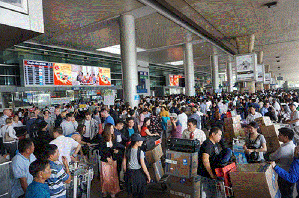 Ùn tắc kinh hoàng tại sân bay Tân Sơn Nhất, hành khách cần lưu ý gì?