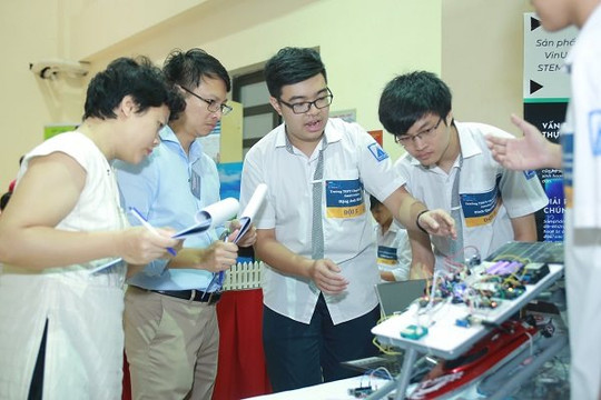 STEAM for Vietnam và VinUni tổ chức khoá học về Robotics cho học sinh THPT