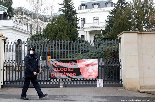 Czech trục xuất 18 nhân viên ngoại giao Nga