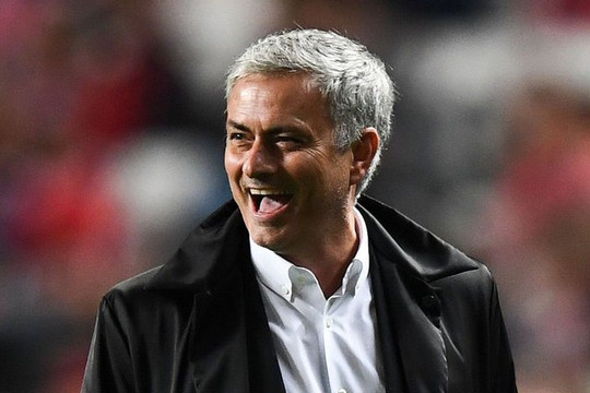 Mourinho phá vỡ sự im lặng khi bị Tottenham sa thải với clip gây cười