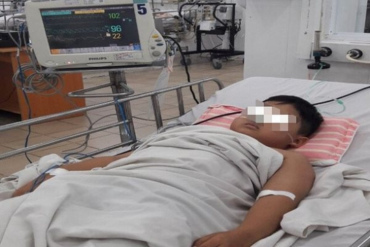 Trị bệnh da liễu, bé trai 8 tuổi bị ngộ độc methemoglobin nguy kịch