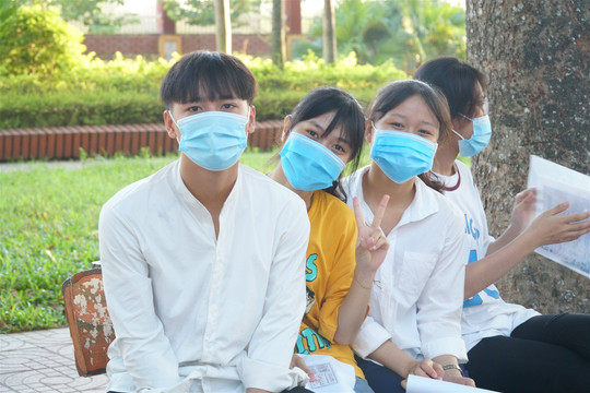 Hà Nội yêu cầu các học sinh nghiêm túc đeo khẩu trang từ nhà tới trường