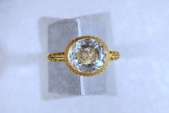 Tìm thấy nhẫn vàng nạm pha lê 370 năm tuổi của bá tước Anh