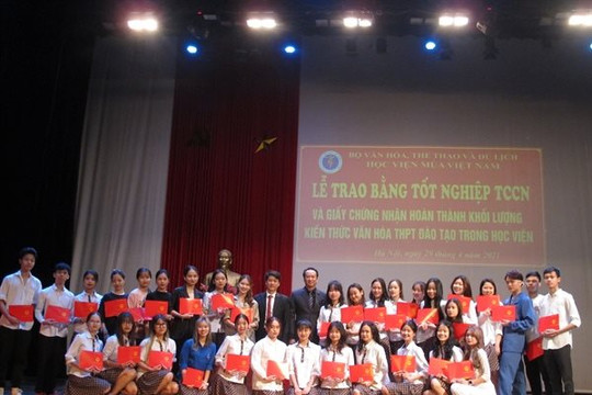 Các học sinh Học viện Múa Việt Nam được cấp bằng tốt nghiệp đợt 1