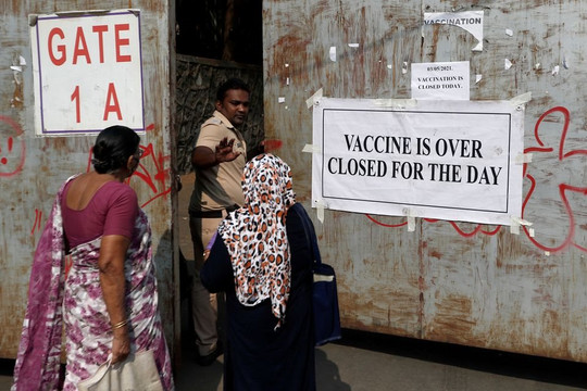 Cuộc chiến giành chỗ tiêm vắc xin COVID-19 ở Ấn Độ: Người không rành công nghệ than trời