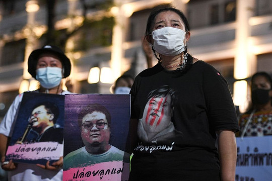 Những người mẹ cạo đầu, bỏ việc đấu tranh cho con trai bị buộc tội xúc phạm vua Thái Lan