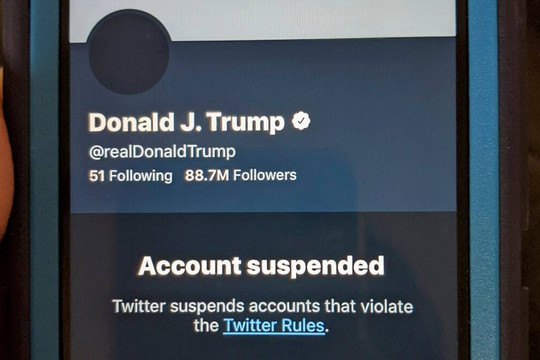 Twitter đình chỉ các tài khoản chia sẻ tuyên bố mới của ông Trump