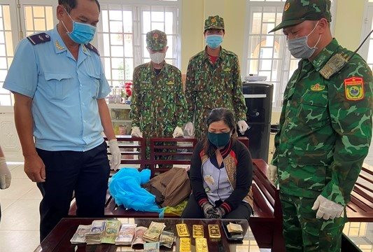 Phát hiện một phụ nữ chuyển lậu 5kg vàng từ Campuchia về Việt Nam