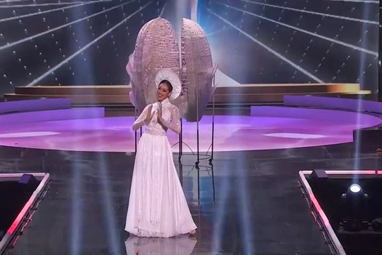 Khánh Vân tỏa sáng đêm thi trang phục dân tộc tại Miss Universe 2020