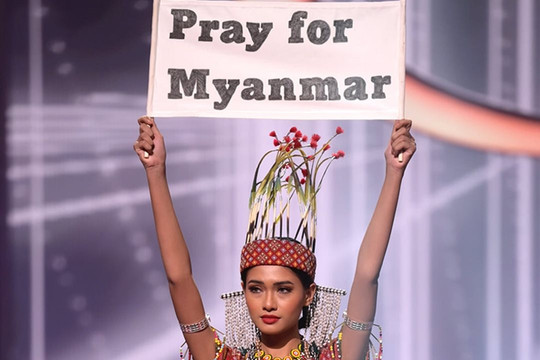 Miss Universe 2020: Thông điệp ‘nóng’ của hoa hậu Myanmar trong phần thi trang phục dân tộc 