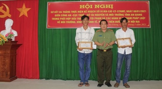 An Giang: Khen thưởng 2 thanh niên tố giác trường hợp nhập cảnh trái phép