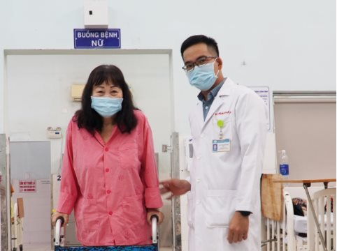 Bệnh nhân đầu tiên tại Việt Nam được thay thành công khớp gối thì đầu, dạng bản lề