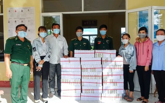 Đồn Biên phòng Vĩnh Hải tặng 2.000 cuốn vở cho học sinh nghèo khu vực biên giới biển