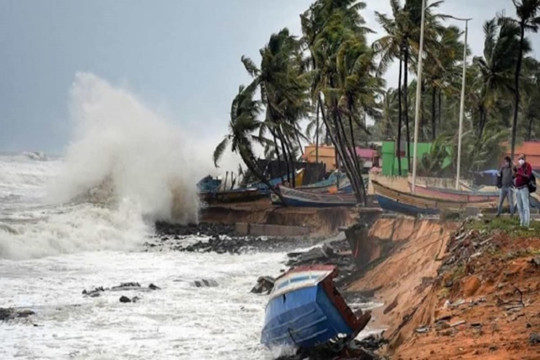 Ấn Độ hứng bão mạnh nhất 20 năm khi khốn đốn vì COVID-19, giải cứu hàng trăm người trên 2 sà lan chìm và trôi 