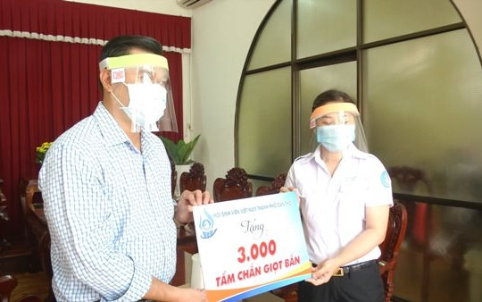 Sinh viên Cần Thơ miệt mài  làm 3.000 mặt nạ kính phòng chống dịch để hỗ trợ bầu cử