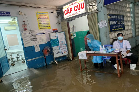 TP.HCM: Mưa lớn nhấn chìm Bệnh viện Đa khoa Khu vực Hóc Môn