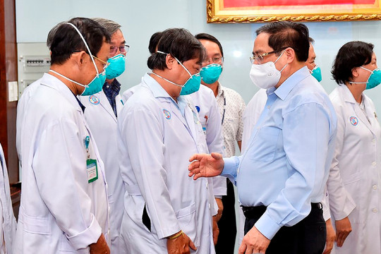Thủ tướng Phạm Minh Chính gửi thư cho những 'chiến sĩ áo trắng' ở tuyến đầu chống dịch
