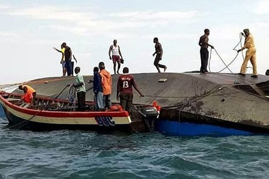 Chìm thuyền ở Nigeria, hơn 100 người mất tích 