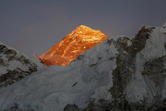 COVID-19 không thể ngăn hàng trăm người liều mạng leo lên đỉnh núi cao nhất hành tinh