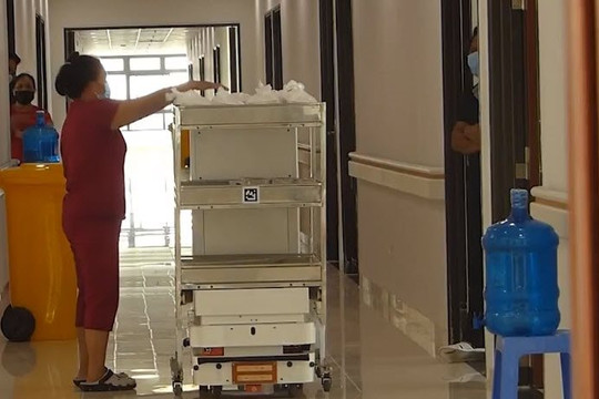 Clip robot Vibot-2 lấy rác, chuyển đồ ăn cho bệnh nhân COVID-19 ở Bệnh viện Bạch Mai