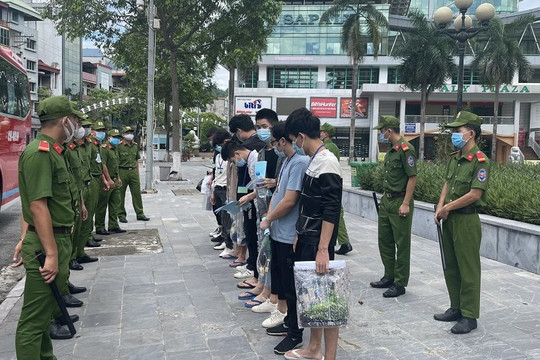 Công an Tây Ninh áp tải 54 người nhập cảnh trái phép lên tận Lào Cai trao trả Trung Quốc