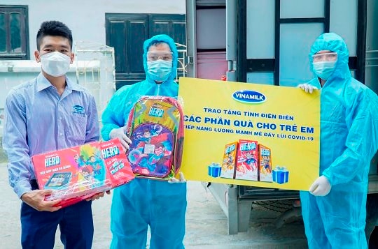 8.400 hộp sữa Vinamilk và nhiều quà tặng cho trẻ em đang cách ly tại Điện Biên