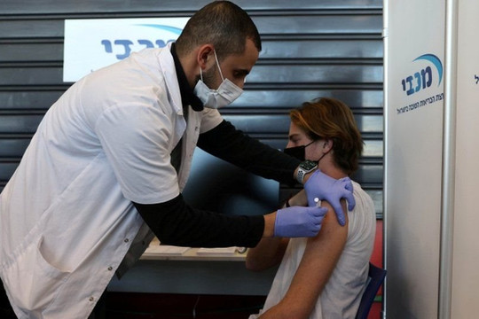 Số ca COVID-19 tăng trở lại ở Anh, Israel "phủ" vắc xin đến thanh thiếu niên
