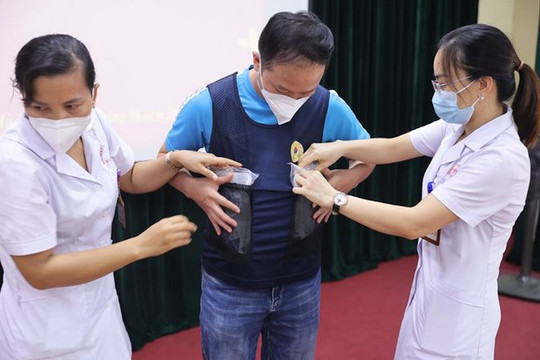 Sáng kiến áo chống sốc nhiệt ra đời giúp nhân viên y tế chống dịch