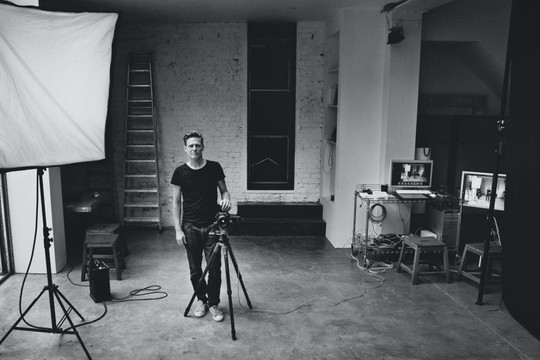 Ca sĩ Bryan Adams trở thành nhiếp ảnh gia cho bộ lịch nổi tiếng Pirelli 2022