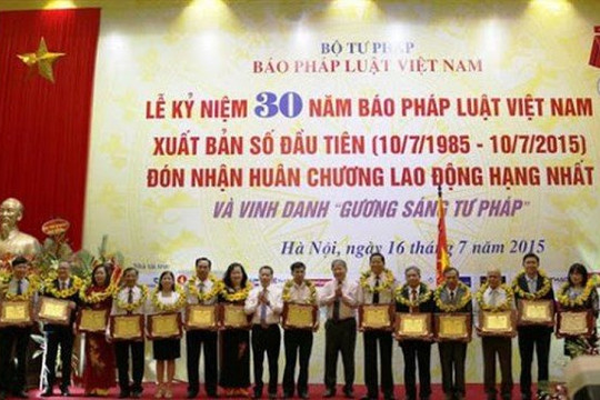 Báo Pháp Luật Việt Nam tổ chức chương trình tôn vinh gương sáng pháp luật