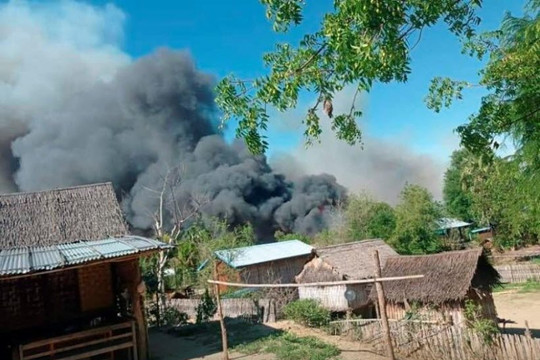 Giao tranh ác liệt ở Myanmar làm hàng vạn khu rừng bị tàn phá, dân tố quân đội đốt làng cháy rụi 200 nhà