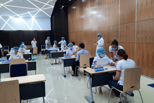 Ngày đầu tiên nhân viên tại công viên phần mềm Quang Trung được tiêm vắc xin phòng COVID-19
