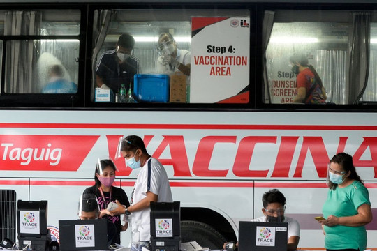 Tổng thống Duterte đe dọa bắt giam những người từ chối tiêm vắc xin COVID-19