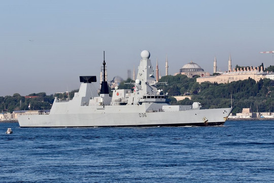 Nga bắn cảnh cáo tàu khu trục Anh tại Biển Đen 