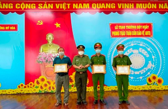 An Giang: Đại tá Đinh Văn Nơi khen thưởng anh xe ôm bắt trộm