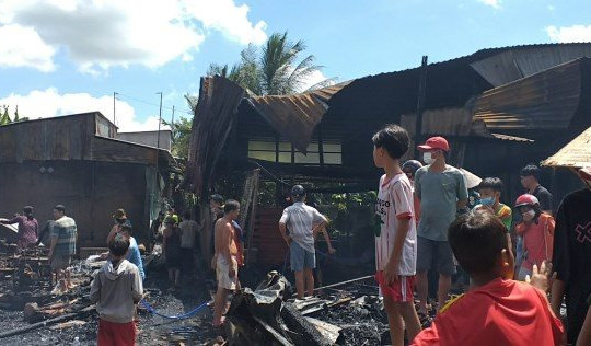 4 căn nhà ở An Giang bị thiêu rụi, chính quyền hỗ trợ dân khi dịch COVID-19 căng thẳng 