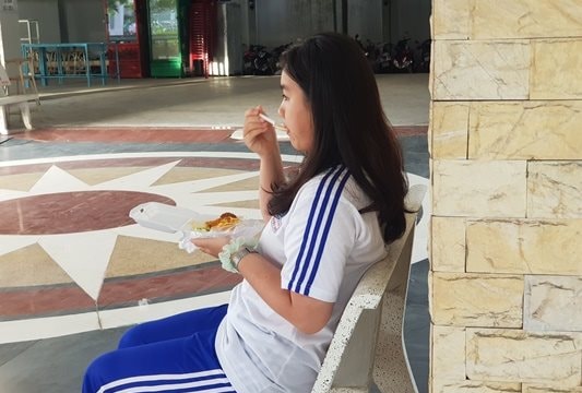 An Giang ngày đầu thi tốt nghiệp THPT: Nhiều thí sinh tháo khẩu trang ra ăn sáng trước giờ vào phòng thi