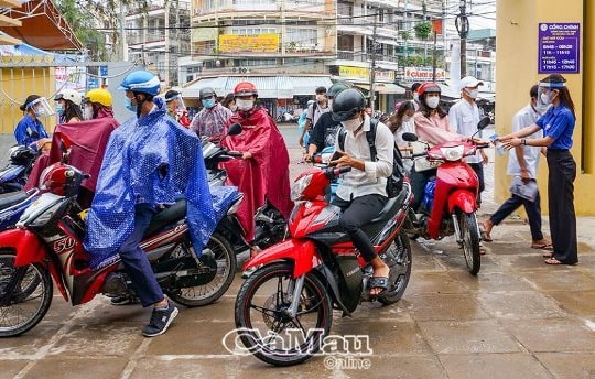 Bạc Liêu, Cà Mau: Hàng nghìn thí sinh đội mưa dự thi tốt nghiệp THPT 2021